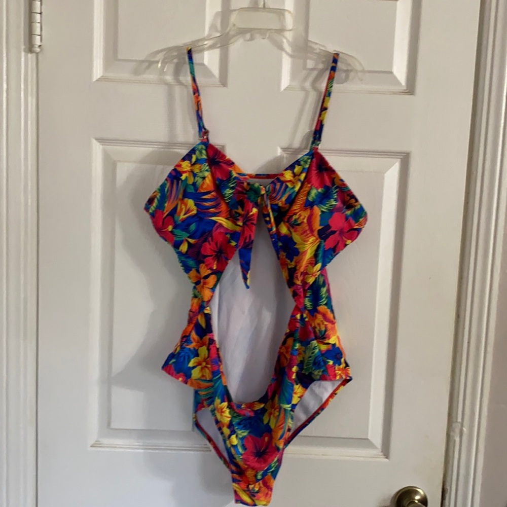 Shein floral one piece swimsuit 💛